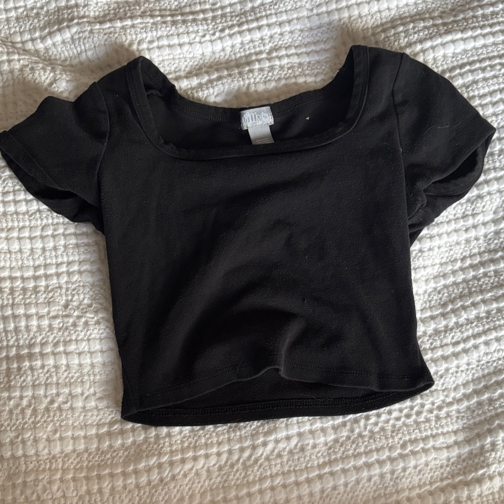 Tilly’s Black Cropped T-Shirt